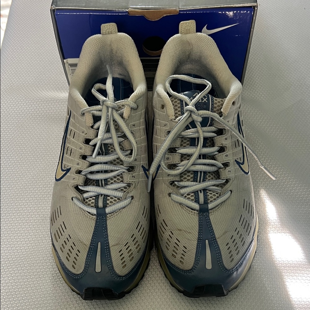 Nike Women’s Air Max 360  Athletic Shoes in White and Blue. Size 6.5